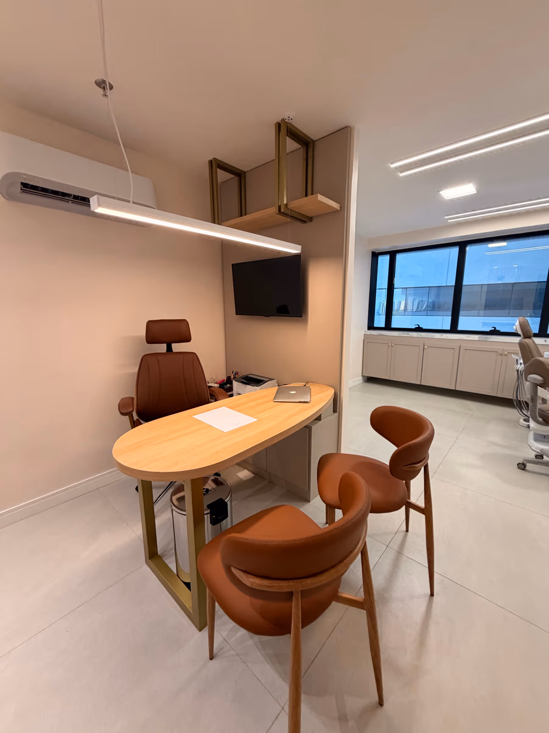 Sala de atendimento da Adelanto, com mesa de consulta e janela